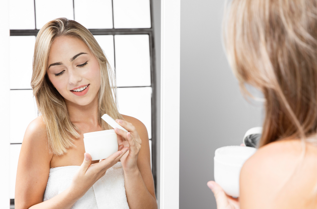 Woman putting cream on_Apotekarica