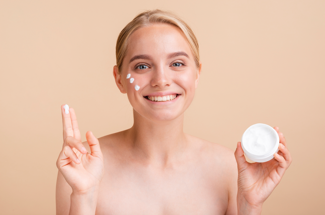 woman with cream in hand_apotekarica