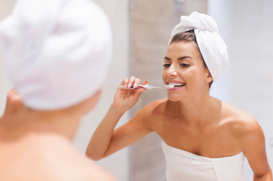 woman washing teeth_Apotekarica